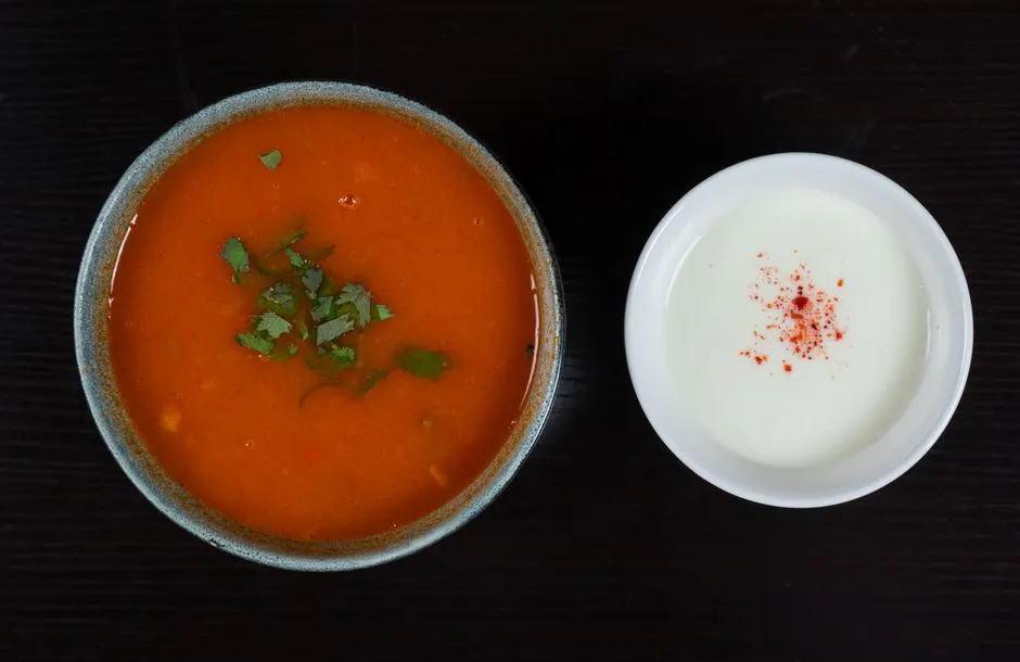 Chorba servie dans un bol, coriandre fraîche